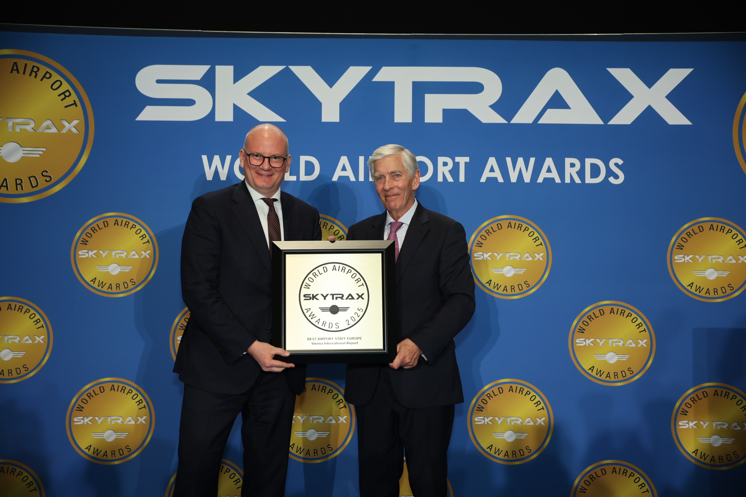 Zum fünften Mal das beste Airport-Team Europas: Flughafen Wien erhält den Skytrax Award „Best Airport Staff in Europe 2025“