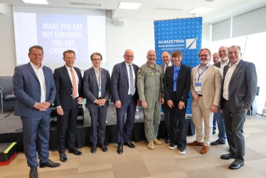 Vlnr: Gernot Hörmann (Moderation), Ralph Beisel (Arbeitsgemeinschaft Deutscher Verkehrsflughäfen), Jakob Reichsöllner-Frischling (FACC), Julian Jäger (Flughafen Wien/AIA), Gerfried Promberger (Österreichisches Bundesheer), Peter Malanik (AIA), Astrid Steharnig-Staudinger (Österreich Werbung), Thomas Bründl (Starlim-Sterner), Ingo Hagedorn (Flughafen Linz), Johannes Adensamer (Wirtschaftskammer Österreich), Norbert Draskovits (Flughafen Linz)